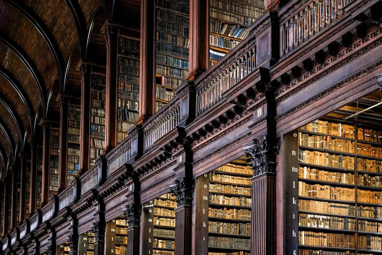 Une grande bibliothèque ancienne aux rayonnages de bois sombre